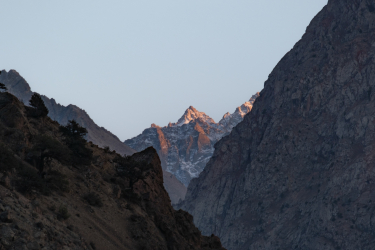 Выше , чем горы , могут быть только другие горы !